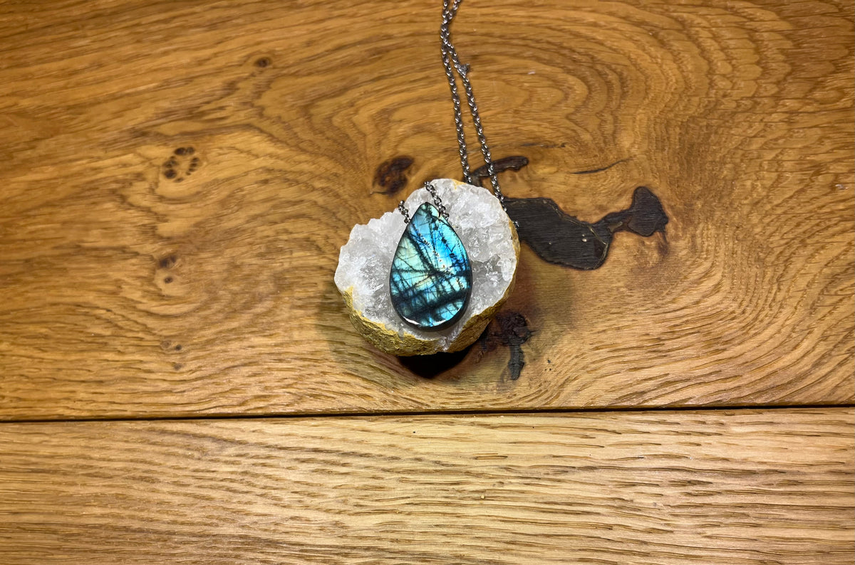 Pendentif Labradorite – Goutte aux reflets bleu-vert