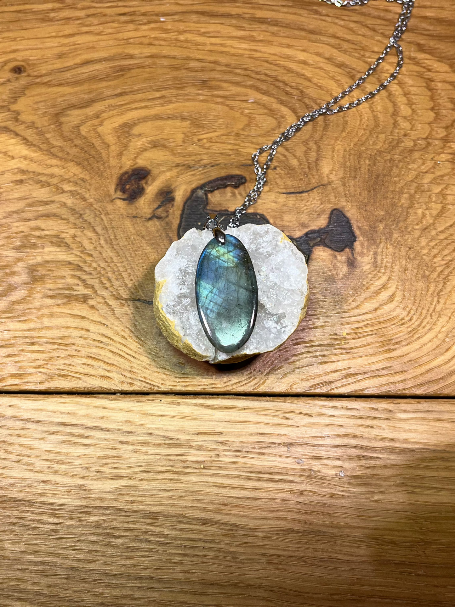 Pendentif Labradorite – Ovale aux reflets bleu-vert