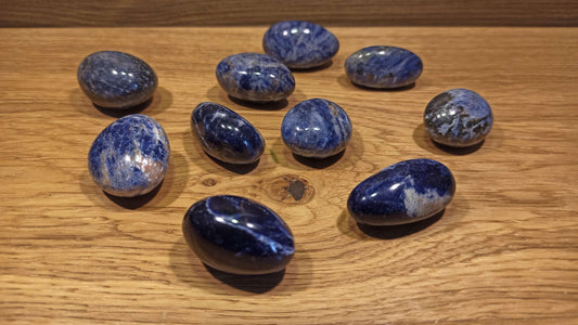Pierre roulée en Sodalite de Namibie – Clarté Mentale, Apaisement et Intuition