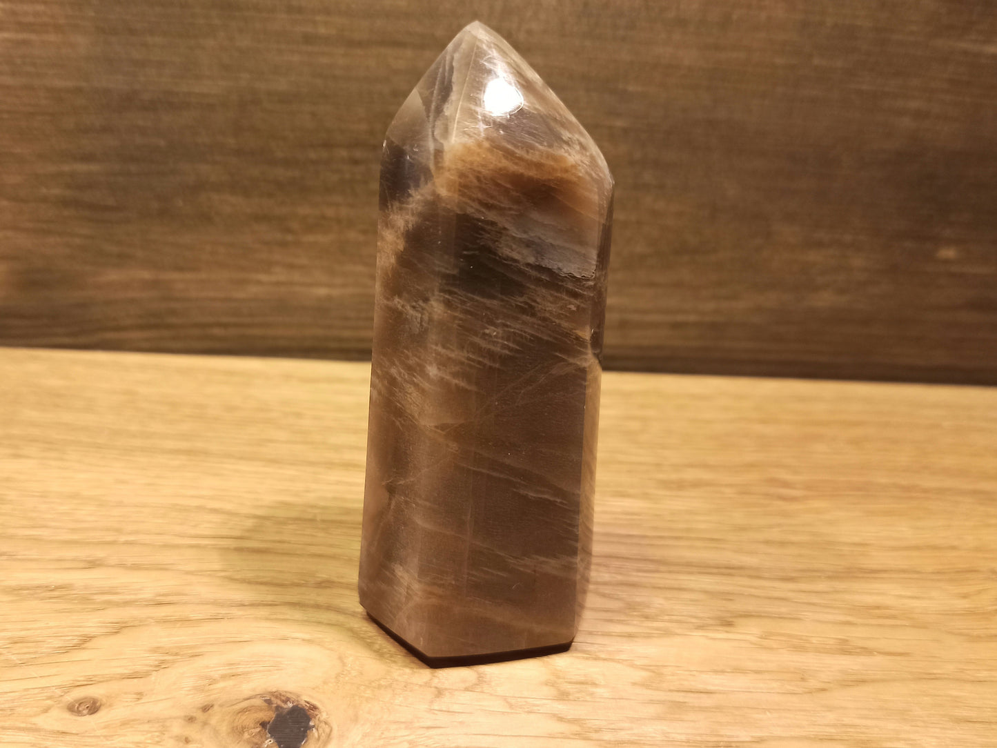 Pointe polie en Pierre de Lune Noire Orangée – Intuition, Féminité et Douceur Terrestre