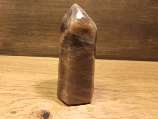 Pointe polie en Pierre de Lune Noire Orangée – Intuition, Féminité et Douceur Terrestre