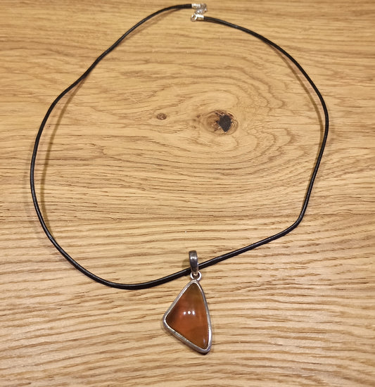 Pendentif en ambre veritable avec bélière en argent