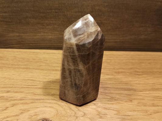 Pointe polie en Pierre de Lune Noire Orangée – Intuition, Féminité et Douceur Terrestre