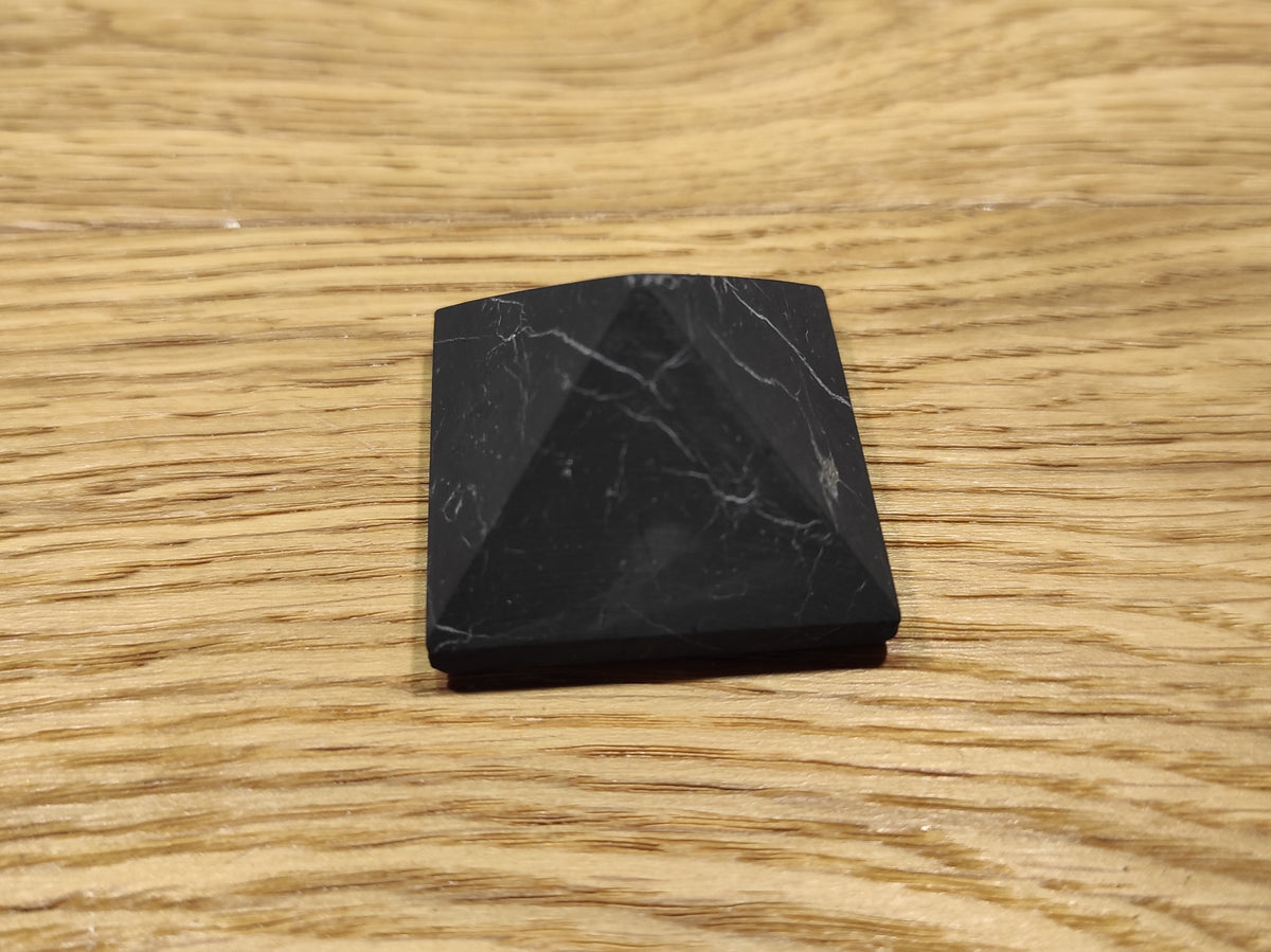 Shungite – Pyramide – 4 × 4 cm