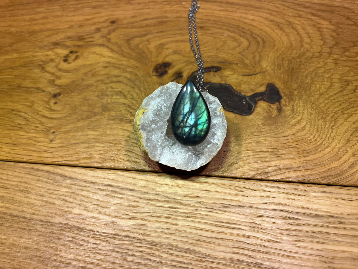 Pendentif Labradorite – Goutte aux reflets bleu-vert