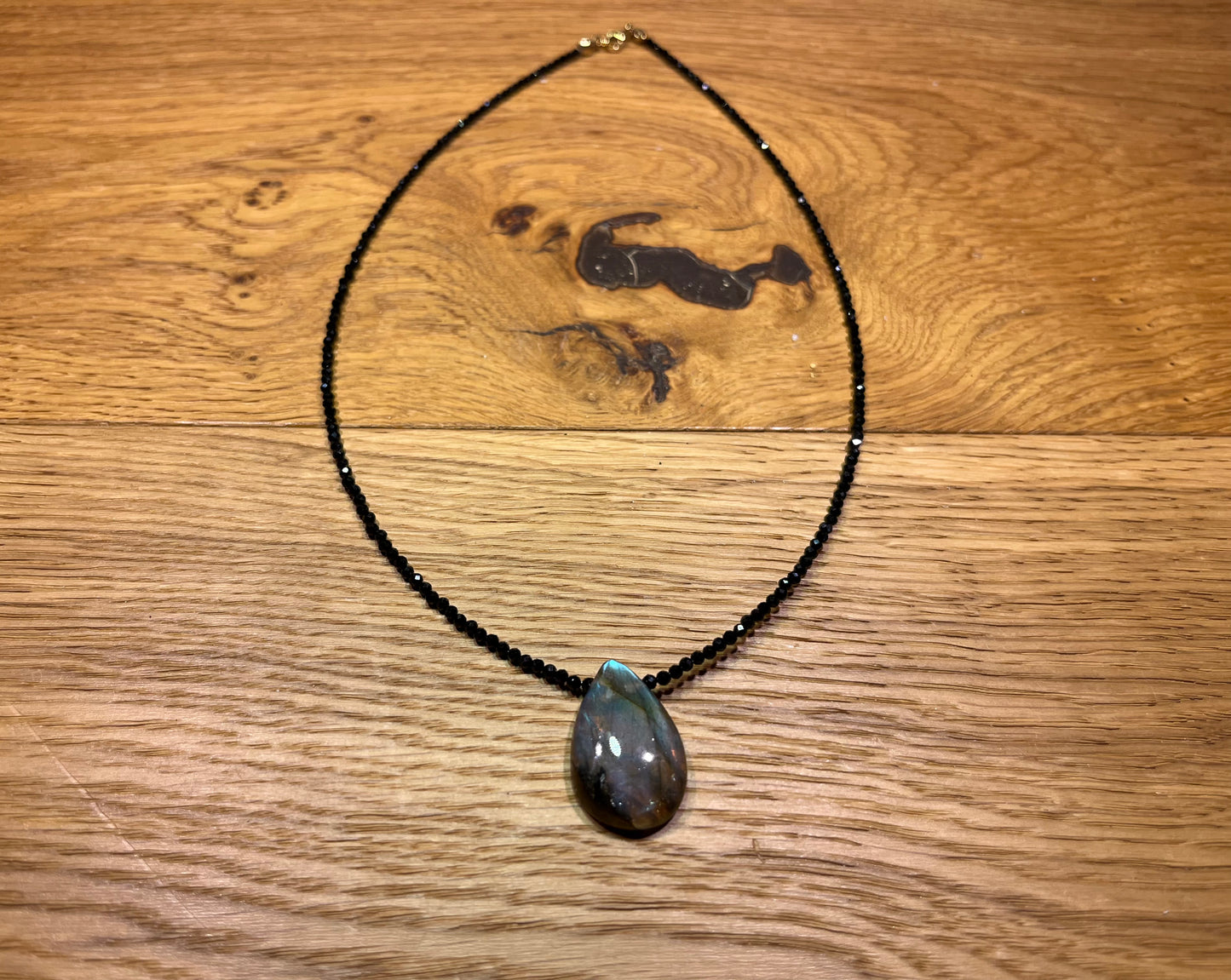 Collier en spinelle noir et labradorite – Pièce unique