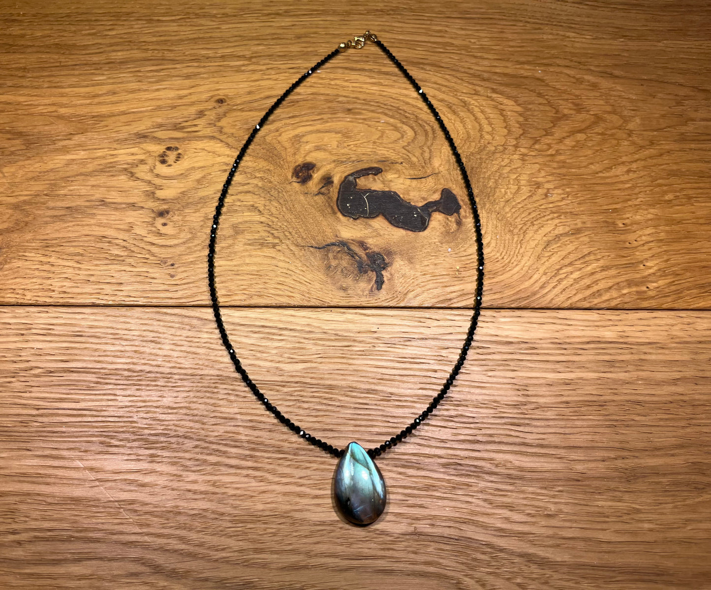 Collier en spinelle noir et labradorite – Pièce unique
