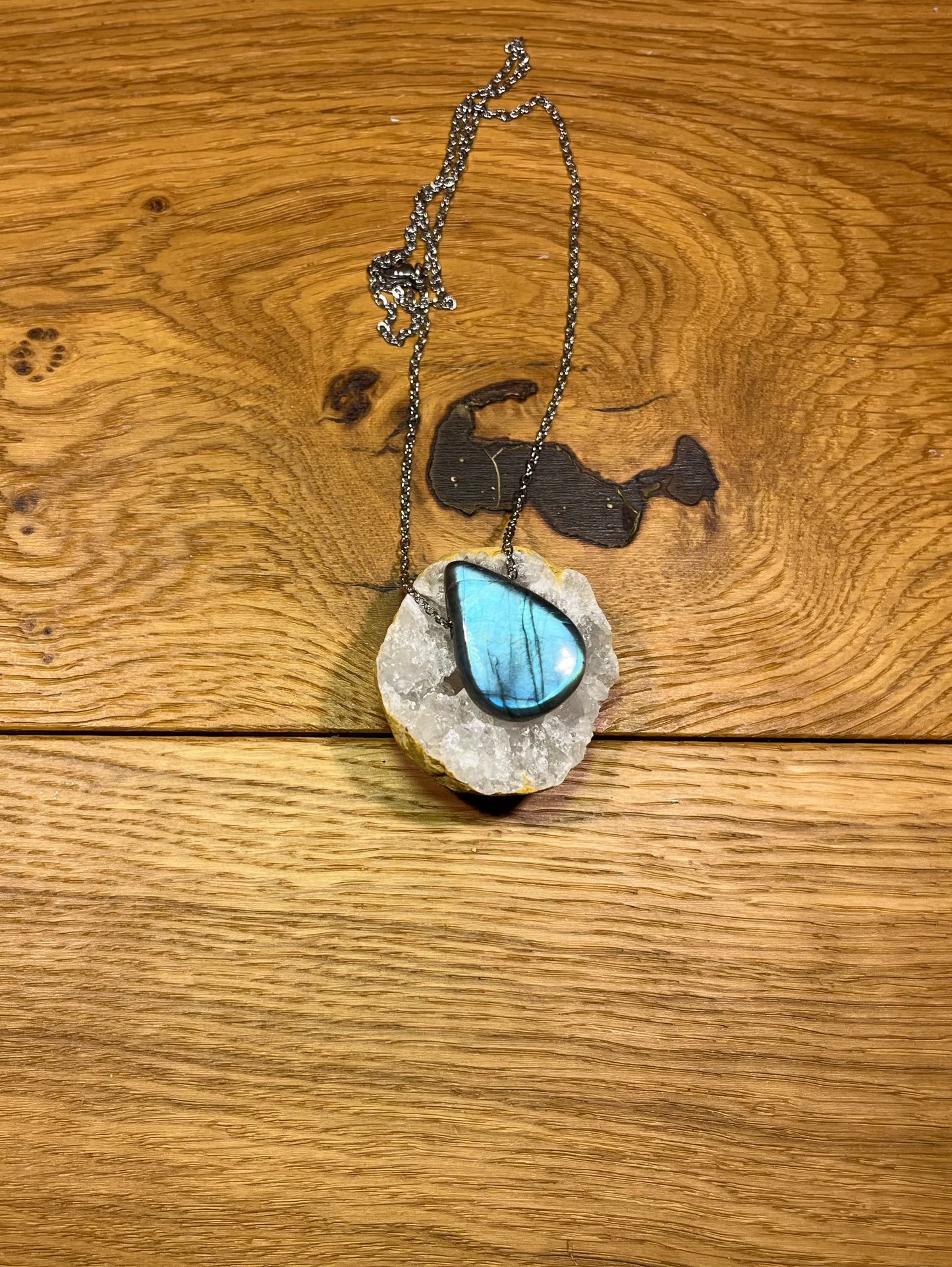 Pendentif en Labradorite – Goutte aux reflets bleus glacier