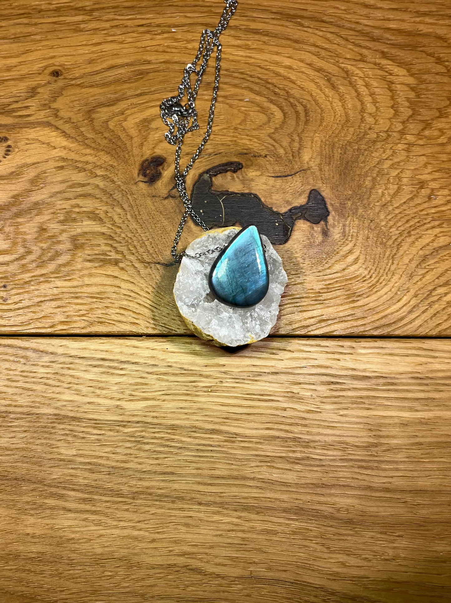 Pendentif en Labradorite – Goutte aux reflets bleus glacier