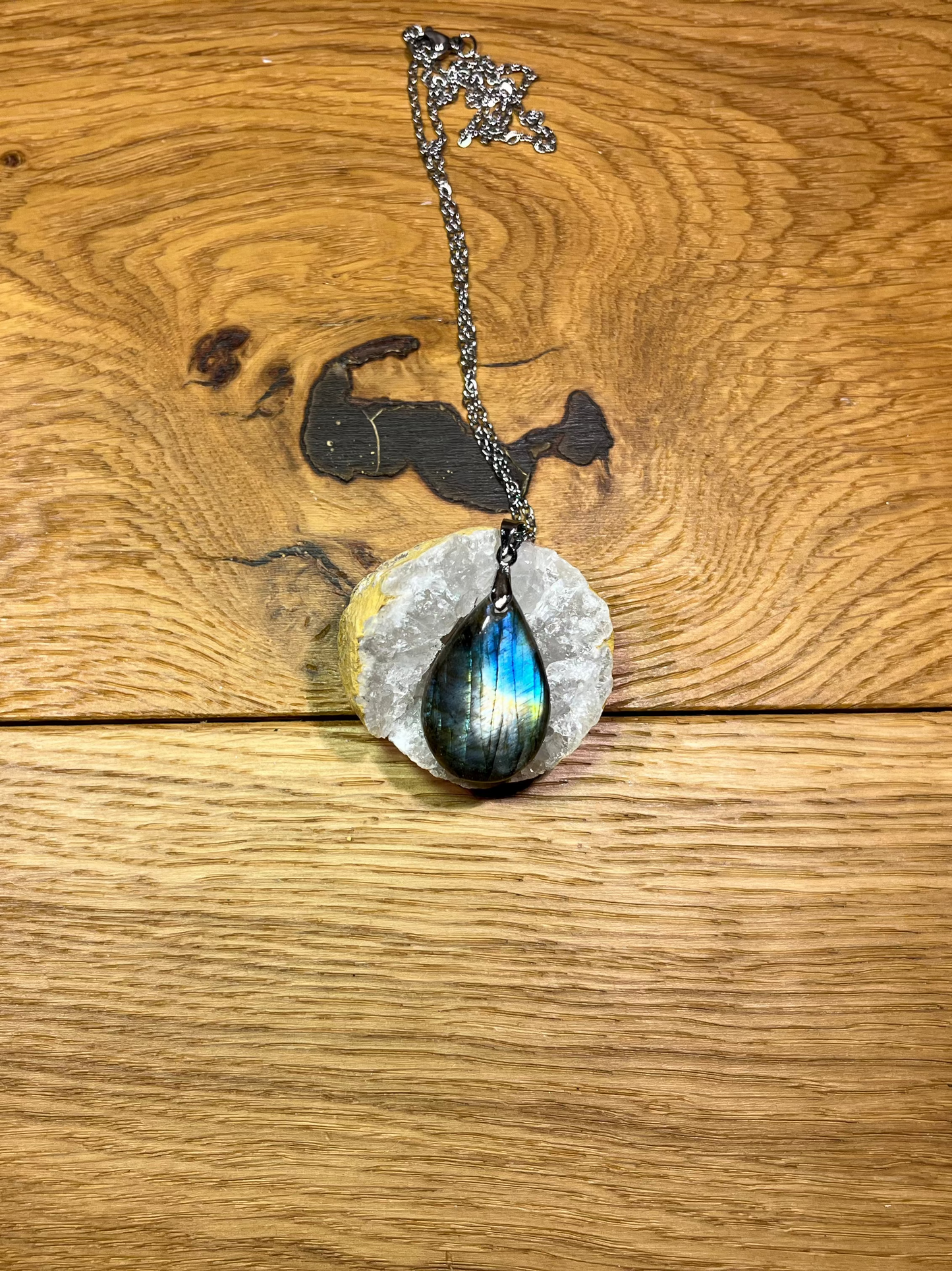 Pendentif en labradorite – Goutte aux reflets bleus et dorés