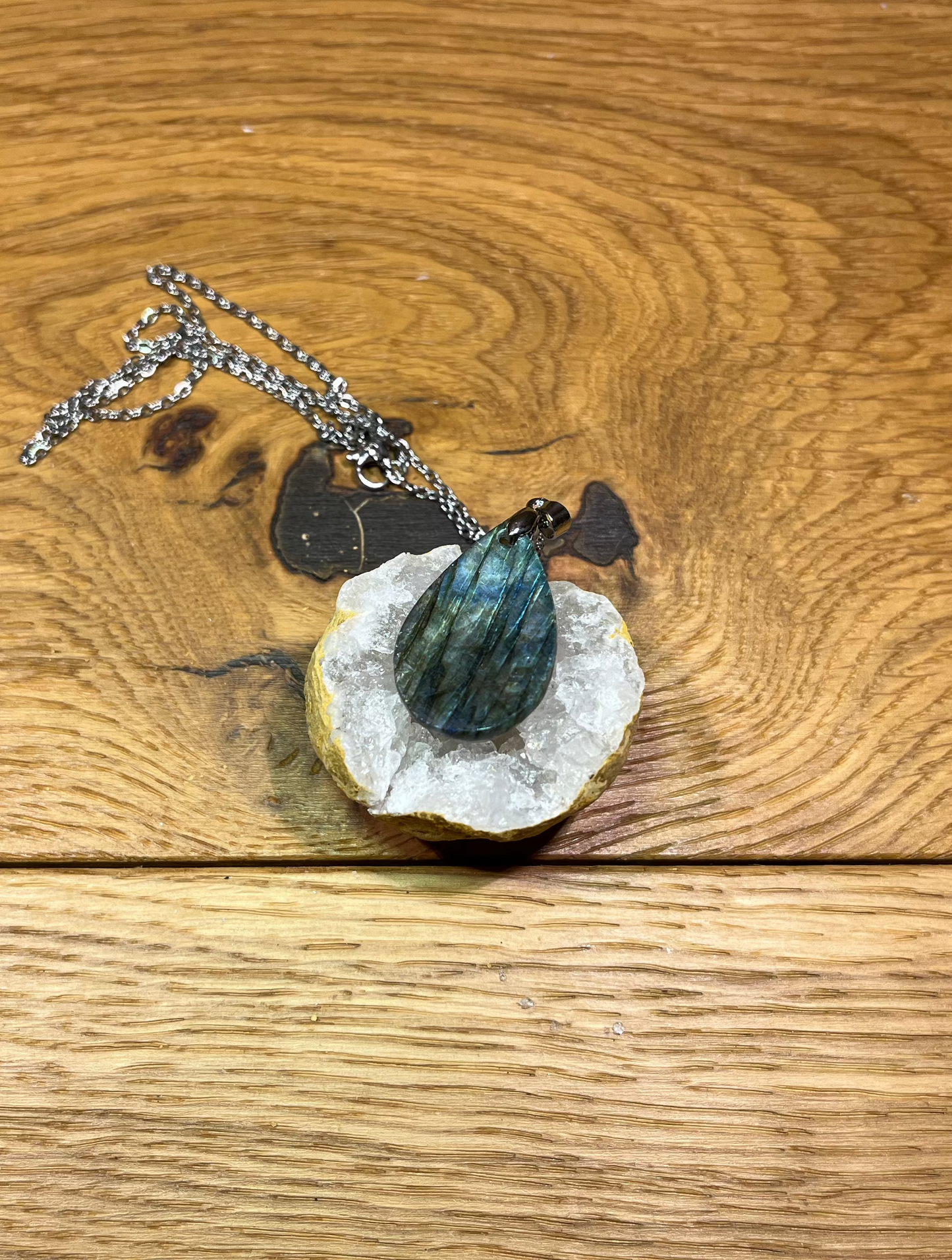 Pendentif en labradorite – Goutte aux reflets bleus et dorés