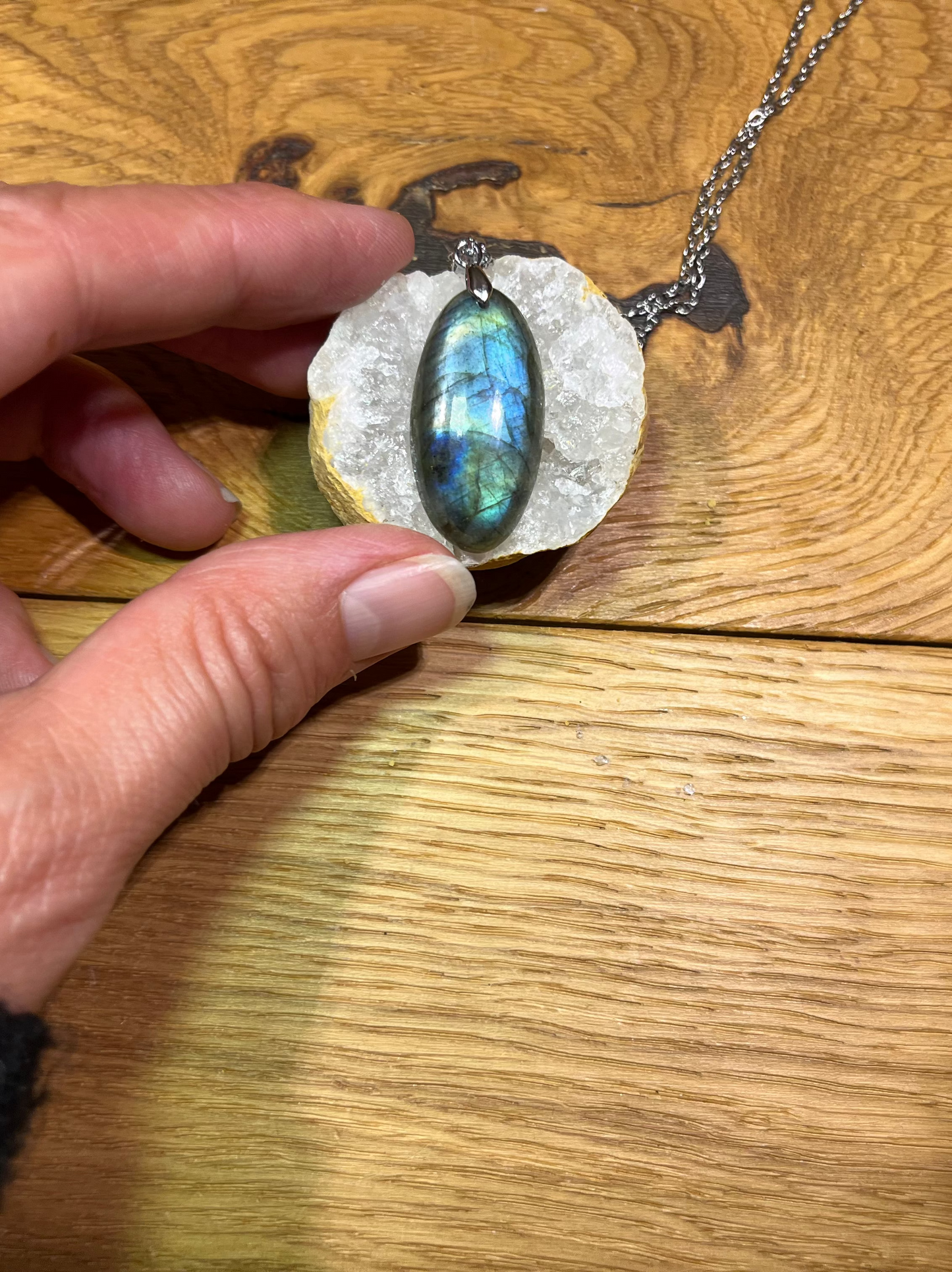 Pendentif Labradorite – Ovale aux reflets bleu-vert