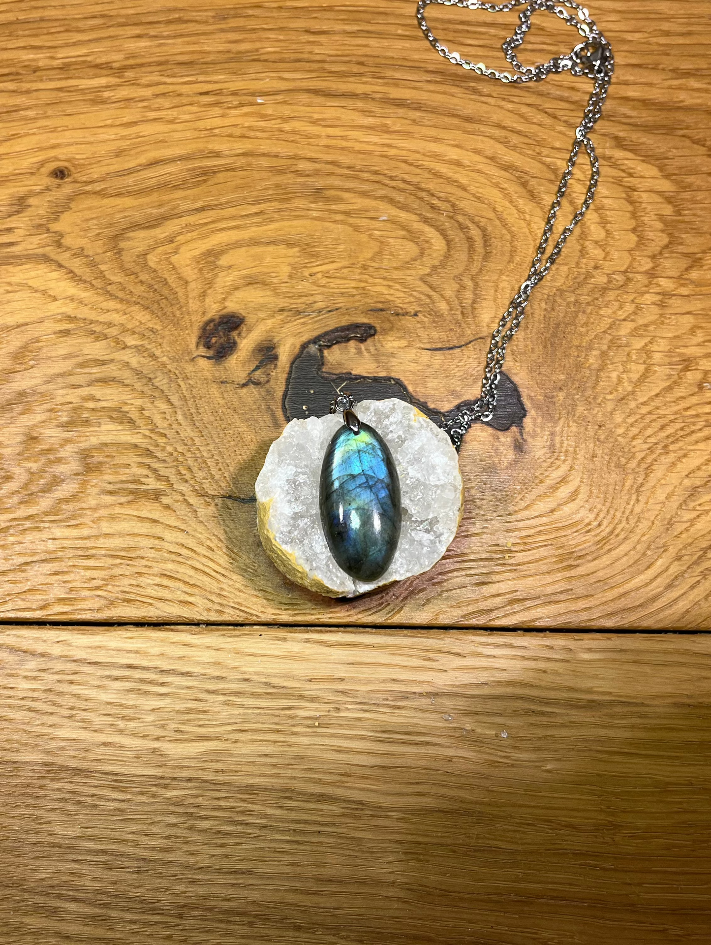 Pendentif Labradorite – Ovale aux reflets bleu-vert