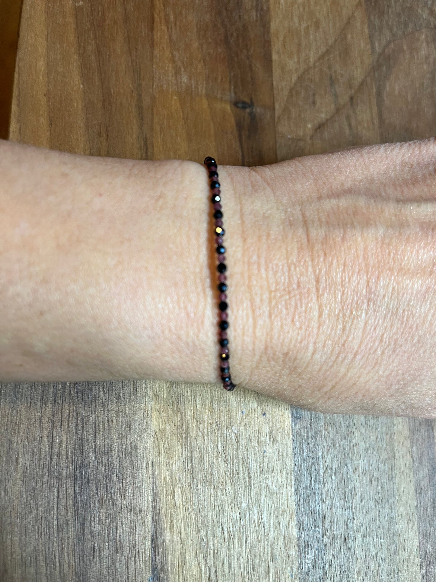 Bracelet grenat et spinelle noir – Perles de 2 mm