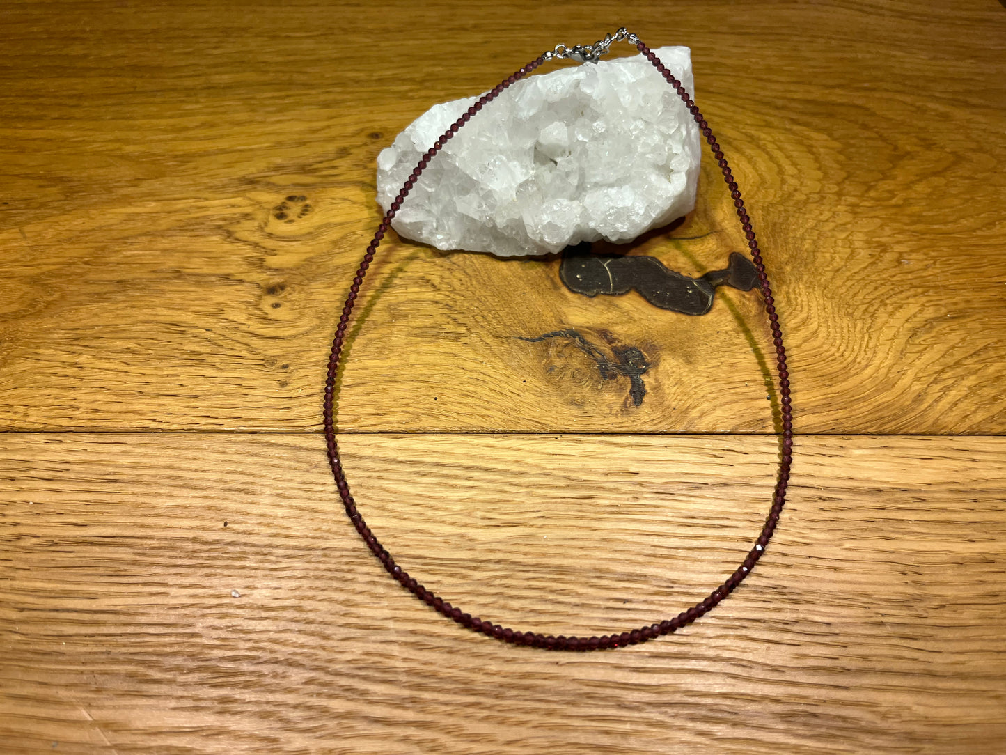 Collier ras de cou en grenat